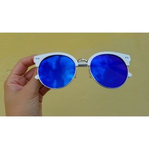 Blue round sunglasses